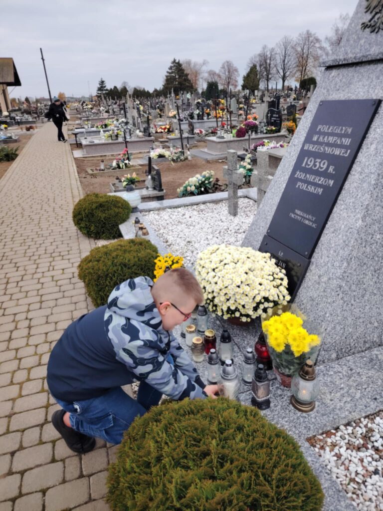 Uczeń kl. IIIb przy grobie żołnierskim.