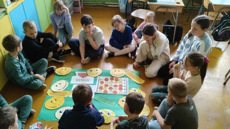 Uczniowie klasy I-III podczas gry „Bingo Życzliwości”.