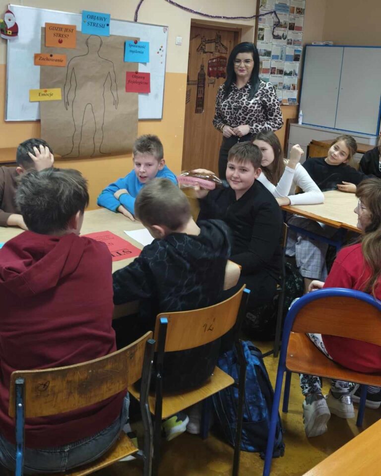 Klasa V a i V b podczas warsztatów z pedagogiem specjalnym.