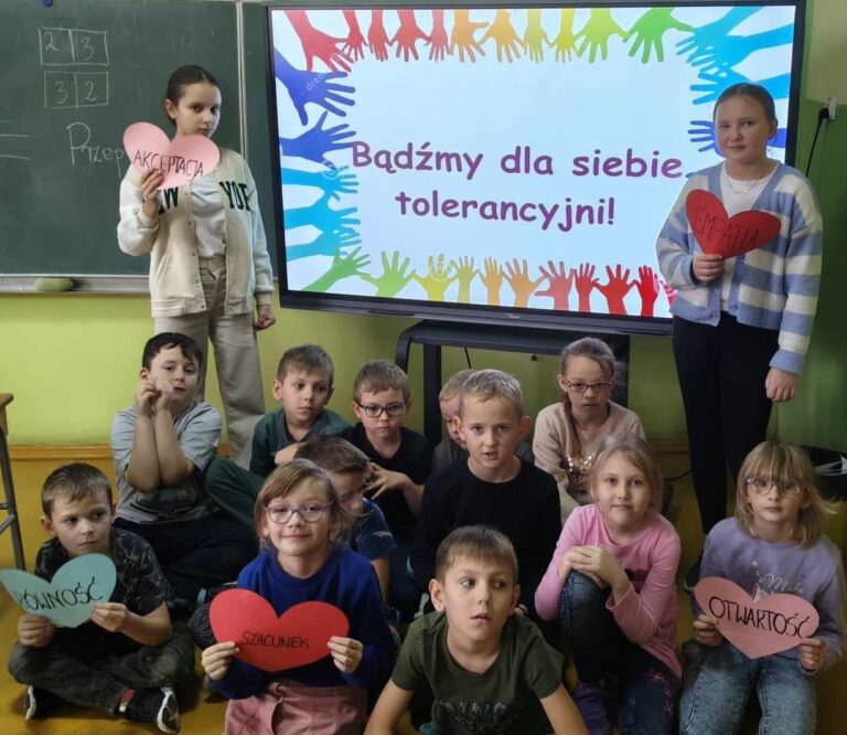 Uczniowie klas I-III podczas zajęć z okazji Dnia Tolerancji.