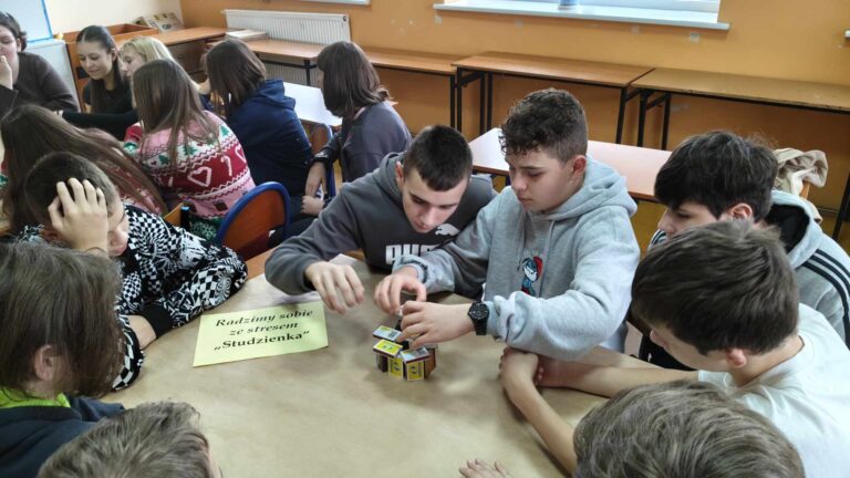 Uczniowie klasy VII podczas zabawy „Studzienka” w ramach warsztatów z pedagogiem specjalnym.