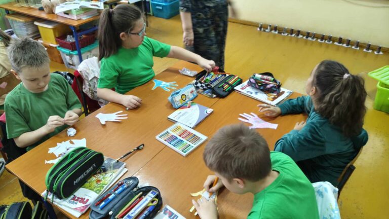 Uczniowie klasy III a podczas pracy na zajęciach z okazji Dnia Tolerancji. 