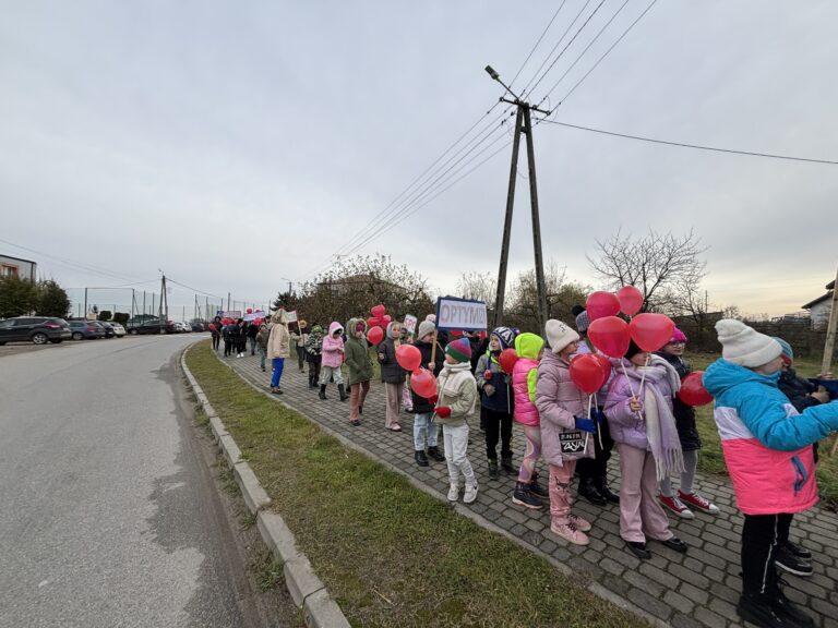 Happening ulicami Pacyny. Udział klas I-III i Przedszkola Samorządowego w Pacynie.