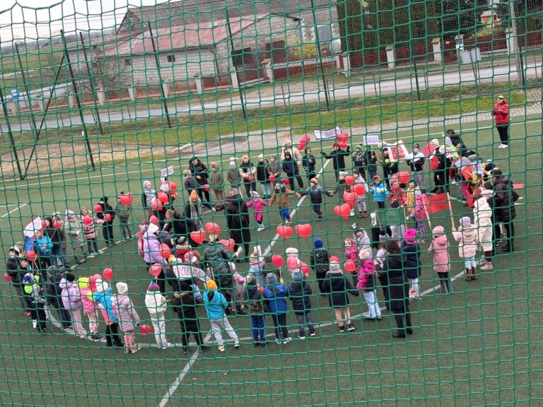 Wypuszczenie balonów do nieba przez najmłodszych uczestników marszu. 19.11.2024