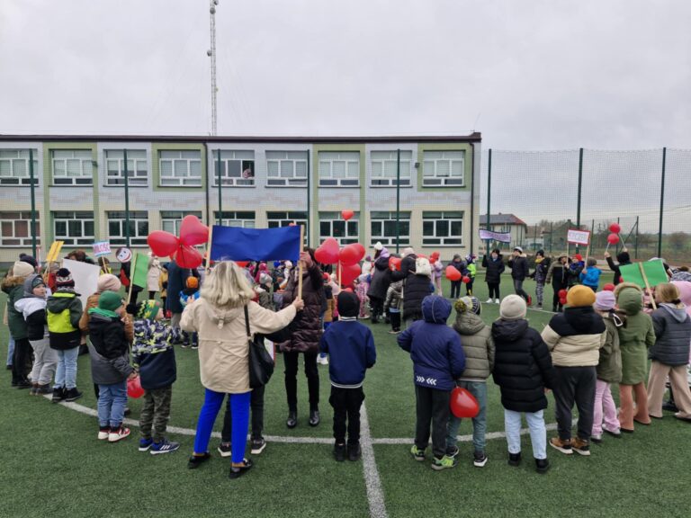 Wypuszczenie balonów do nieba przez najmłodszych uczestników marszu.