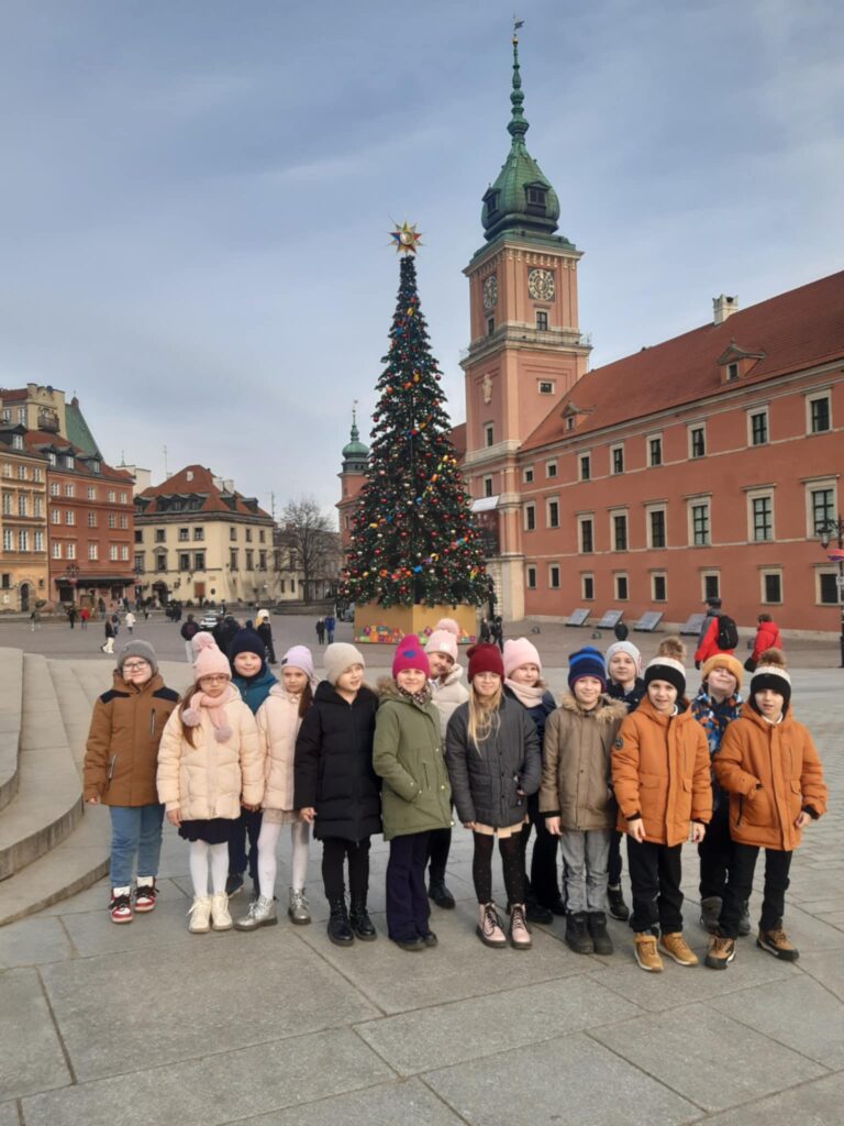 Uczniowie kl. II przed Zamkiem Królewskim