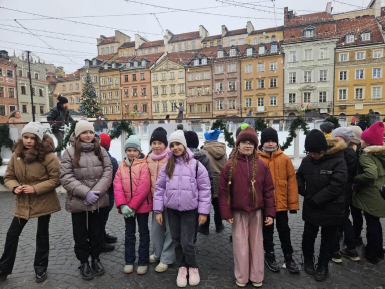 Uczniowie kl. IIIa przed Syrenką