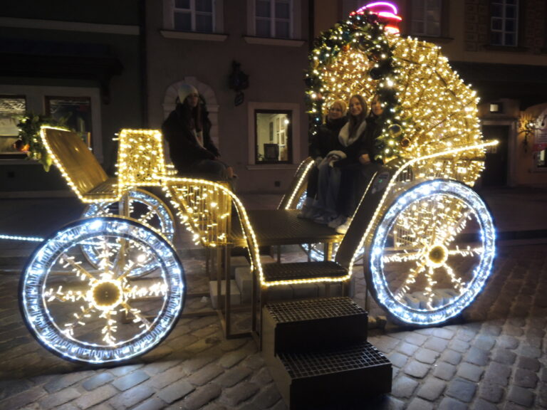 Pamiątkowa fotografia przy iluminacjach świątecznych Warszawy