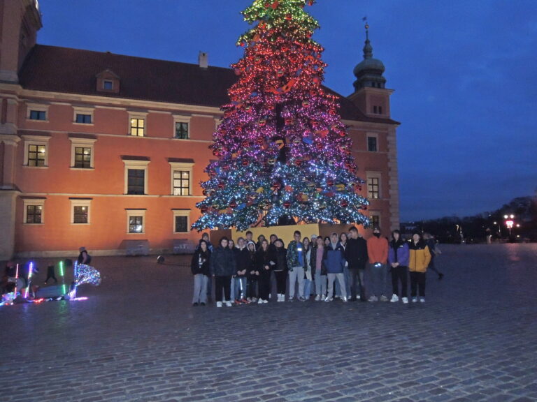 Pamiątkowa fotografia przy choince pod Zamkiem Królewskim.