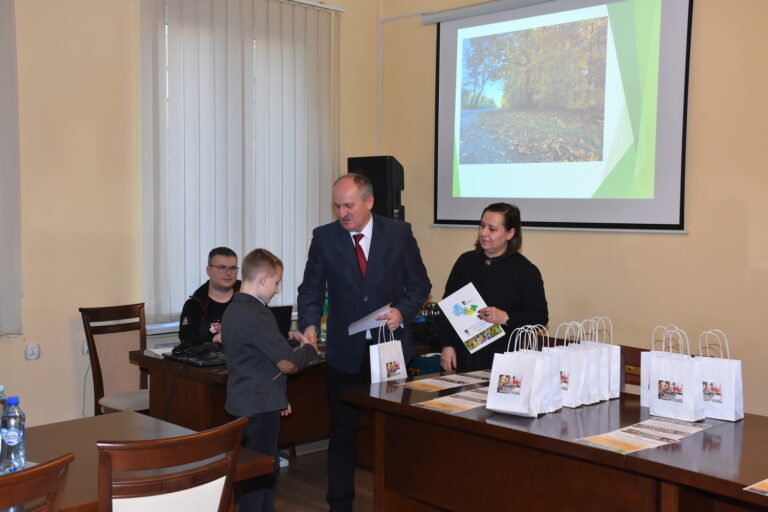 Laureat II miejsca odbiera nagrodę.