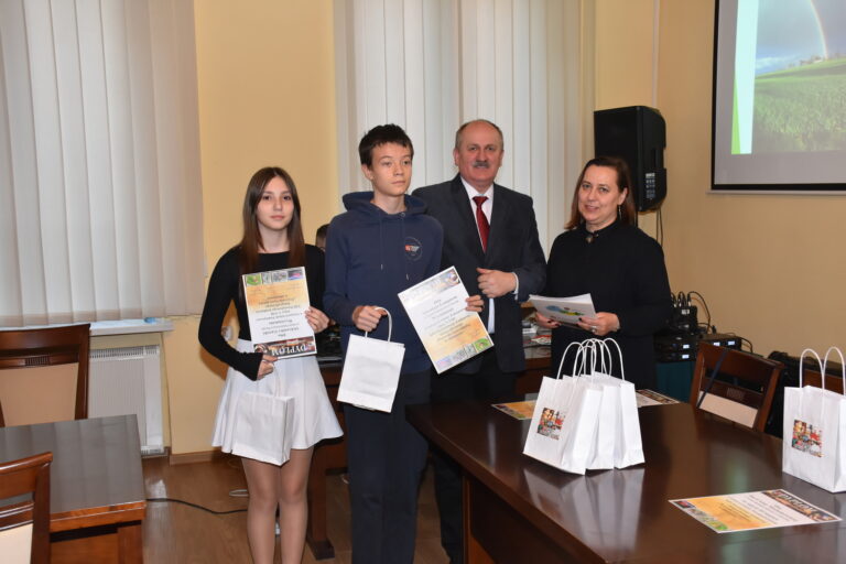 Pamiątkowa fotografia uczniów wyróżnionych w konkursie z przedstawicielami starostwa.