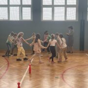Dzieci bawiące się w rytm muzyki