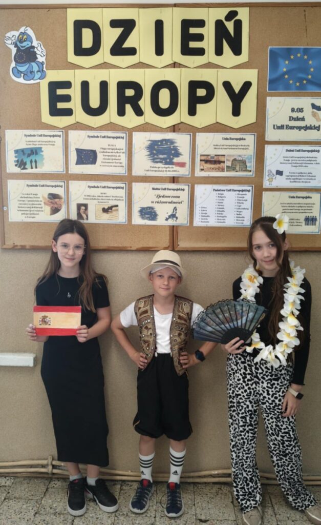 Uczniowie klas IV w strojach charakterystycznych dla krajów należących do Unii Europejskiej.
