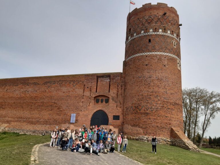 Uczestnicy wycieczki przed Zamkiem Książąt Mazowieckich.