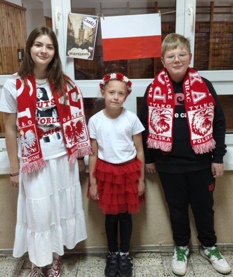 Uczniowie podczas obchodów Dnia Europy.