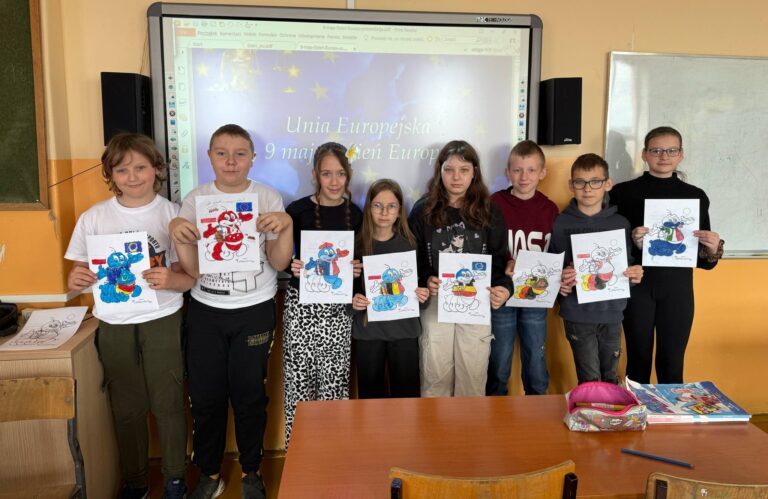 Uczniowie klas IV podczas lekcji języka angielskiego na temat Unii Europejskiej.