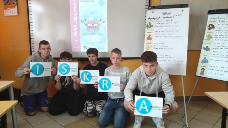 Uczniowie klasy VII podczas spotkania z pedagogiem specjalnym w ramach realizacji programu „ISKRA odporności”.