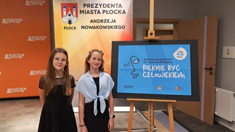 Zdjęcie finalistek w Książnicy Płockiej 