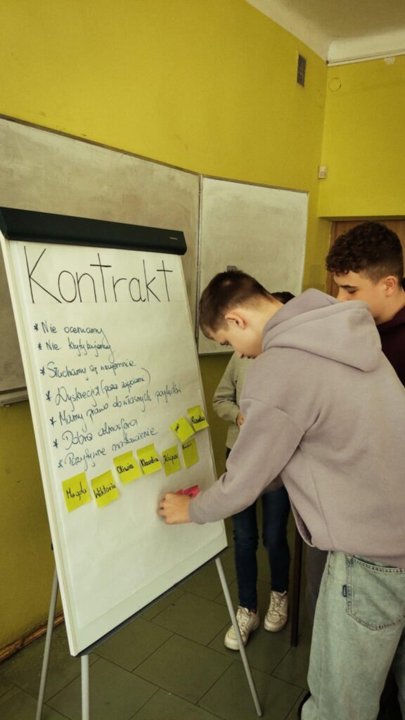Uczniowie klasy VII podczas pierwszego spotkania w ramach realizacji programu „ISKRA odporności” – tworzenie kontraktu.