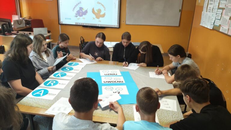 Uczniowie klasy VII podczas pracy grupowej w ramach realizacji programu „ISKRA odporności”.