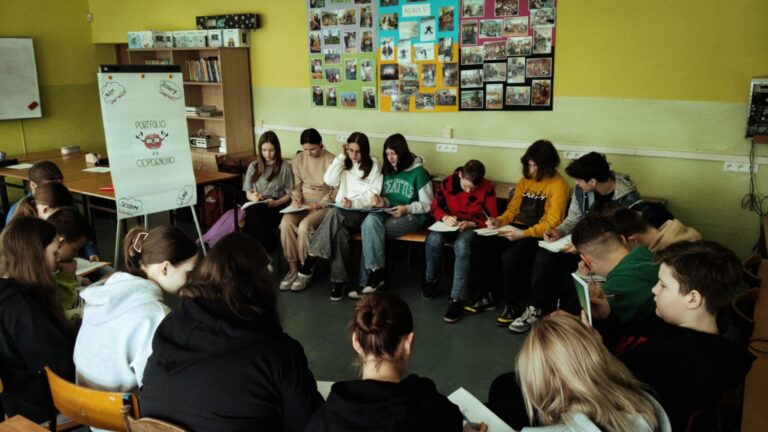 Uczniowie klasy VII podczas spotkania z pedagogiem specjalnym w ramach realizacji programu „ISKRA odporności” – tworzenie indywidualnych „Portfolio Odporności”.