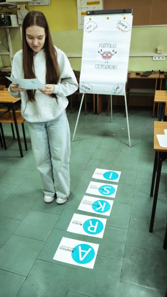 Uczennica klasy VII podczas ćwiczenia praktycznego: analiza sytuacji za pomocą modelu I-S-K-R-A.