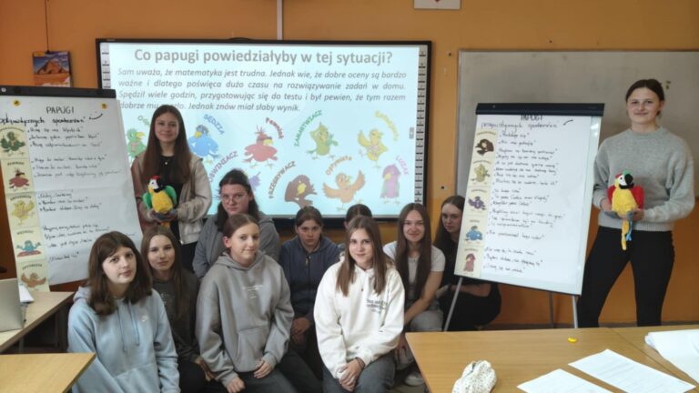 Uczniowie klasy VII podczas zajęć z pedagogiem specjalnym w ramach realizacji programu „ISKRA odporności”.