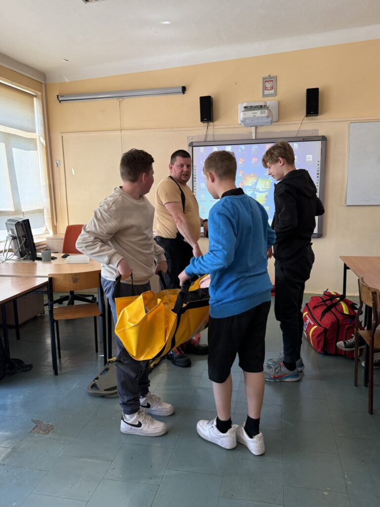 Uczniowie kl.VIII – pokaz pierwszej pomocy
