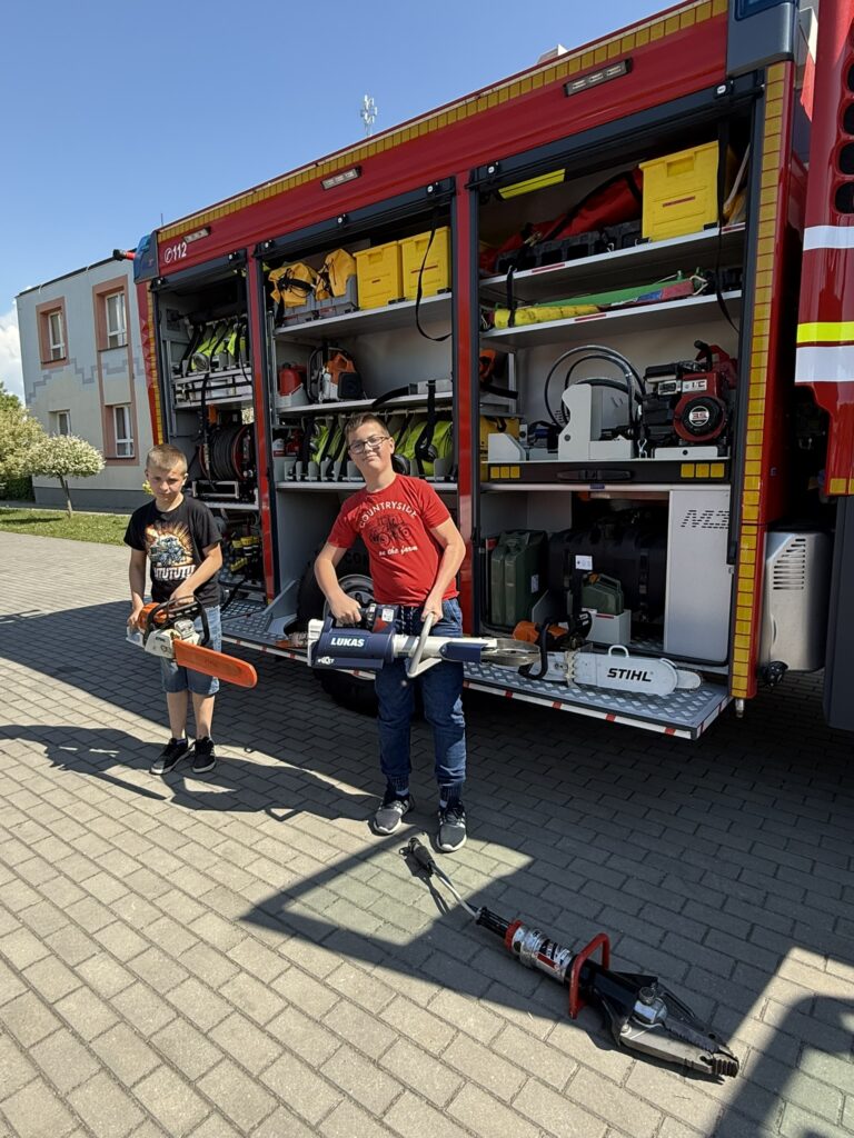 Uczniowie kl.Va prezentują sprzęt ratowniczy