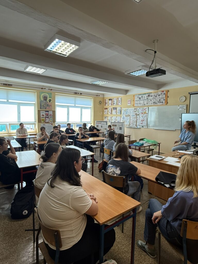 Uczniowie kl.VII podczas zajęć z przedstawicielem Kiervetu