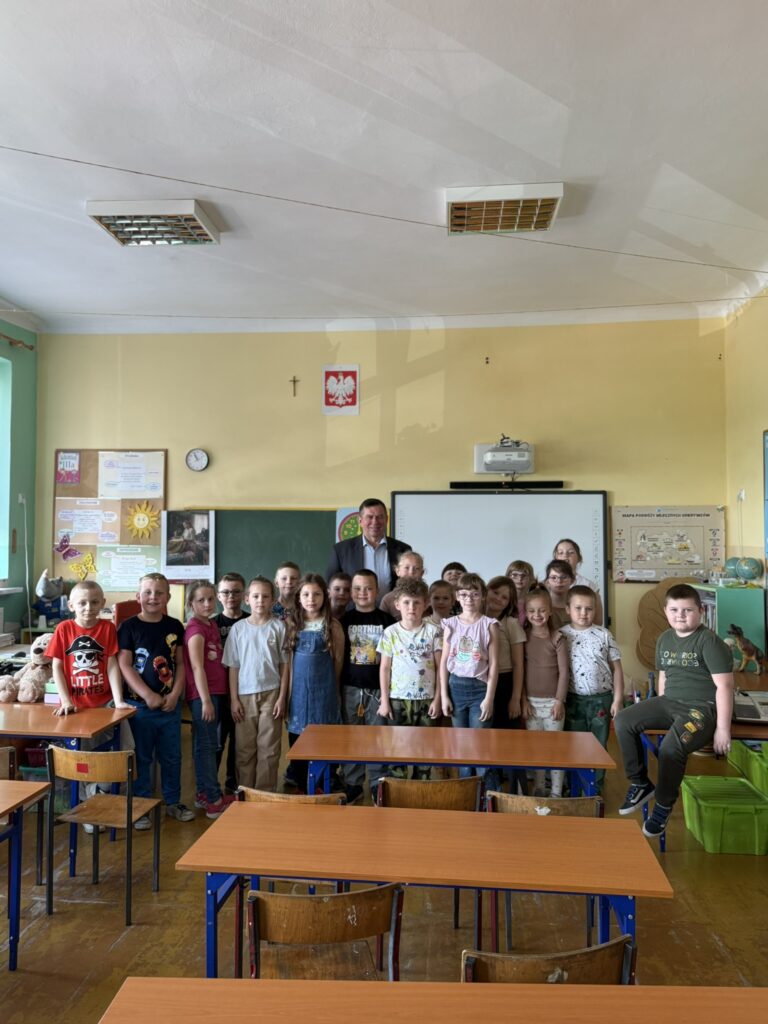 Uczniowie kl.I podczas zajęć z przedstawicielem KRUSu