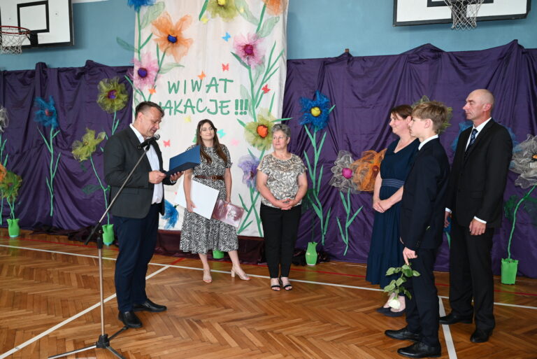 Wręczenie nagrody dla najlepszego absolwenta.