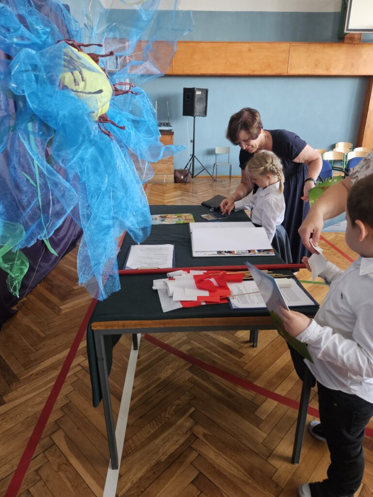 Pierwszoklasiści odciskają palec w Kronice Szkoły.