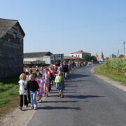Uczniowie szkoły w drodze na cmentarz parafialny.