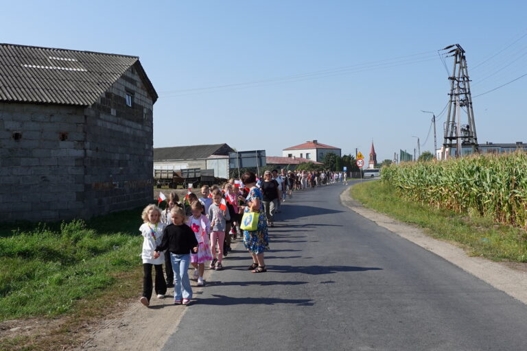 Uczniowie szkoły w drodze na cmentarz parafialny.