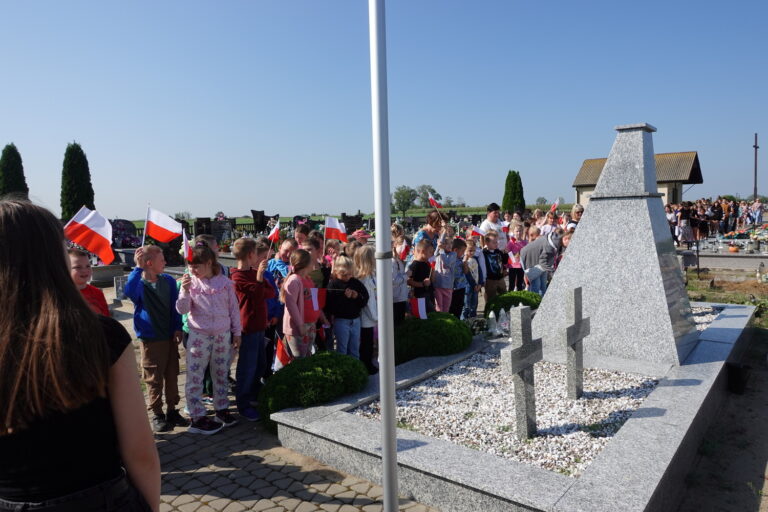 Dzieci zgromadzone przy mogile poległych w bitwie nad Bzurą.