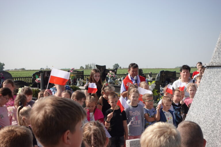 Ksiądz proboszcz Zbigniew Ciechomski przewodniczy modlitwie za poległych.