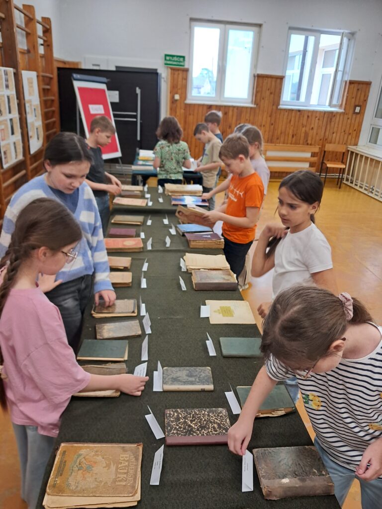 Dzieci z kl. IIIa oglądają stare książki