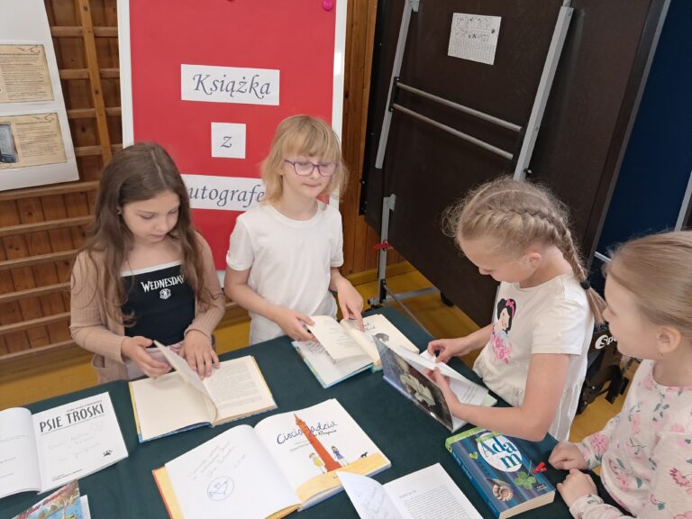 Dziewczynki z kl. I oglądają wystawę Książki z autografem