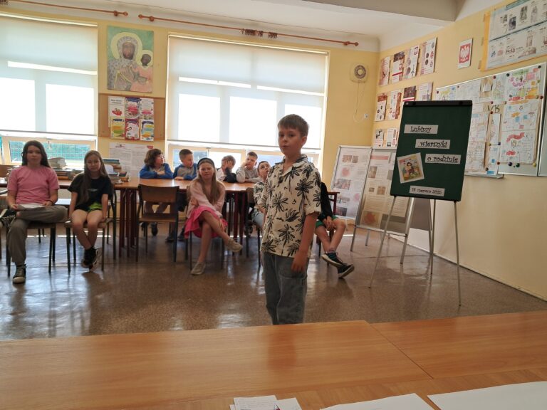 Uczeń w trakcie recytacji