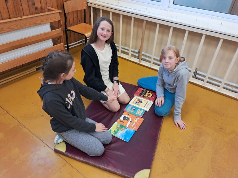 Uczennice z kl. IVb układają książki w kolejności alfabetycznej