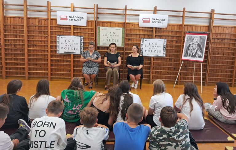 Uczniowie kl. V-VIII słuchają fraszek