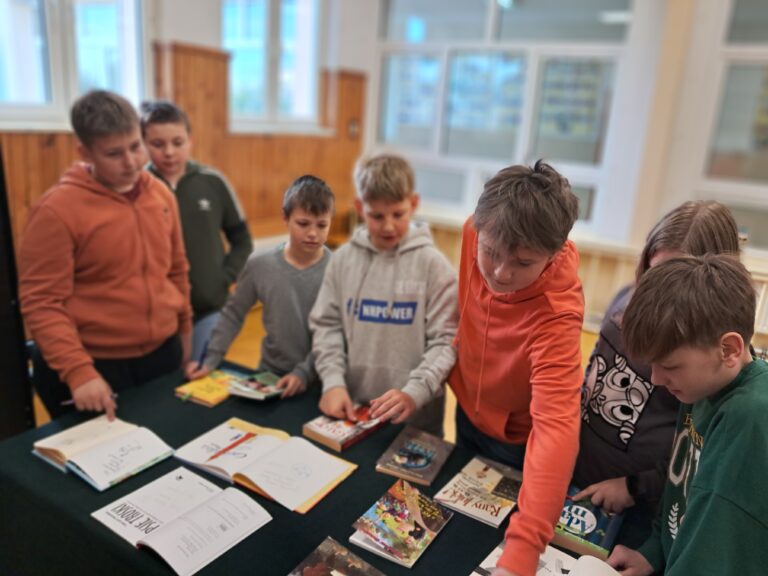 Uczniowie kl. Vb oglądają książki z autografami