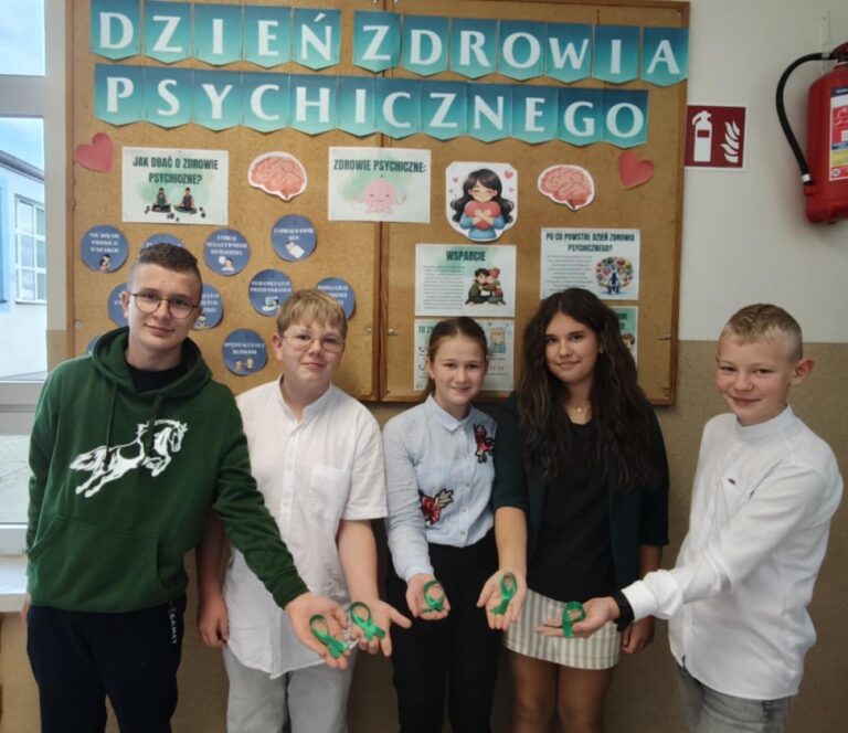 Uczniowie klasy VII podczas obchodów Światowego Dnia Zdrowia Psychicznego. 