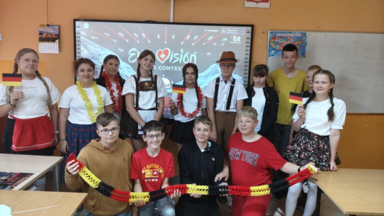 Klasa VII podczas obchodów Europejskiego Dnia Języków Obcych.