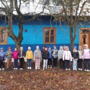 Klasa III przed domem właścicieli