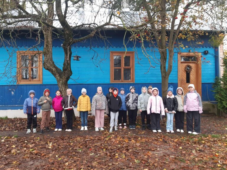 Klasa III przed domem właścicieli