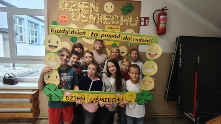 Klasa V a podczas obchodów Dnia Uśmiechu.