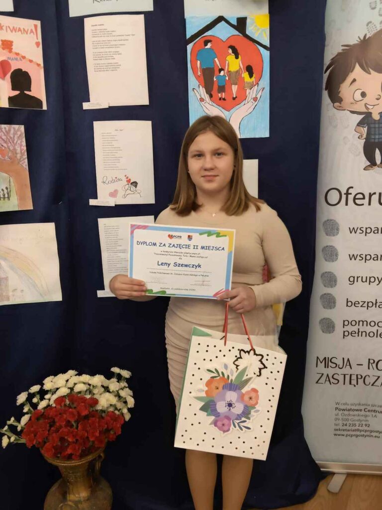 Lena z dyplomem i nagrodą za zajęcie II miejsca w konkursie literacko – plastycznym.