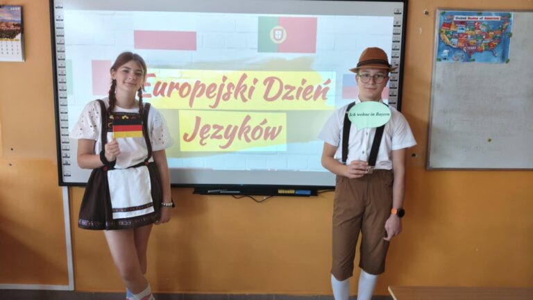 Uczniowie klasy VII w strojach bawarskich.